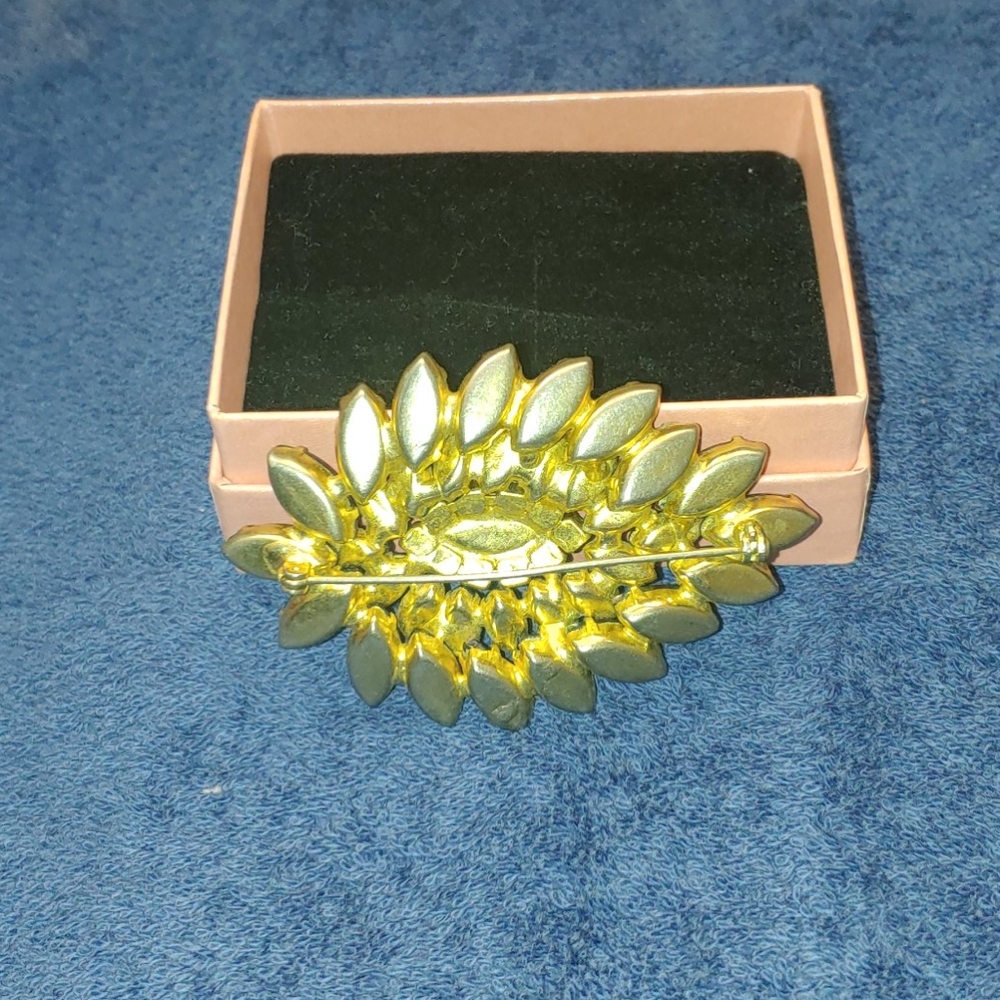 Brooch - Picture 2 of 4
